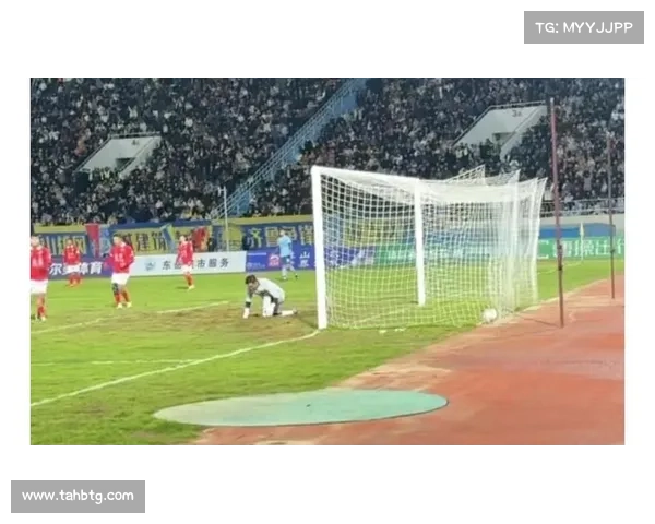 守门员扑点球时如何准确判断球员意图及反应技巧分析